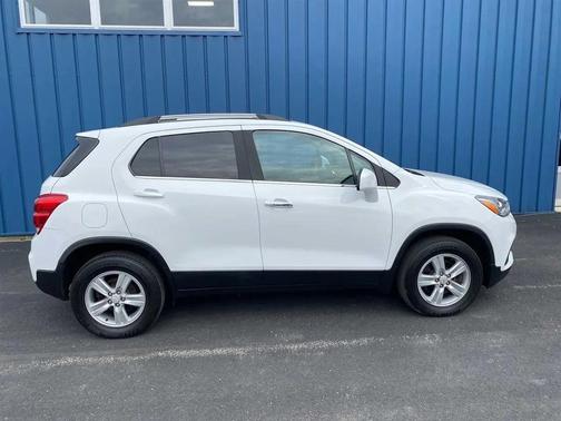 Summit White 2017 Chevrolet Trax LT