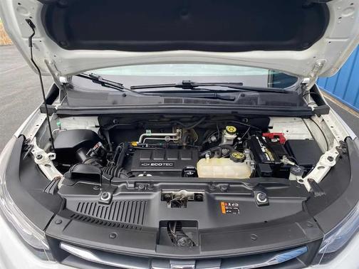 Summit White 2017 Chevrolet Trax LT