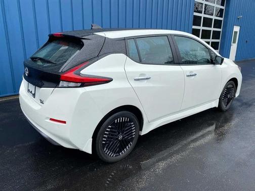 2023 Nissan Leaf SV