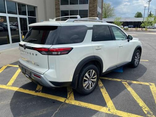 Pearl White Tricoat 2022 Nissan Pathfinder SL 4WD