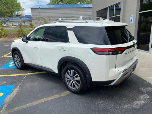 Pearl White Tricoat 2022 Nissan Pathfinder SL 4WD