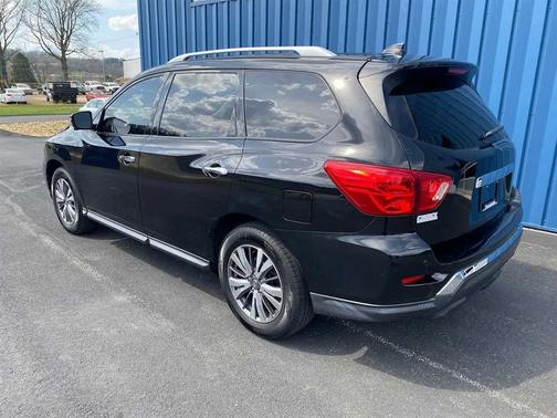 Magnetic Black Pearl 2019 Nissan Pathfinder SL 4WD