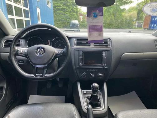 Platinum Gray Metallic 2017 Volkswagen Jetta 1.4T SE
