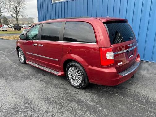 2016 Chrysler Town & Country Touring-L