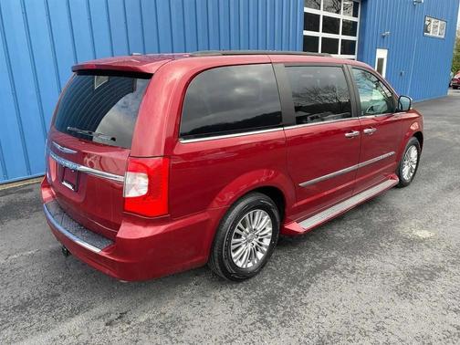 2016 Chrysler Town & Country Touring-L