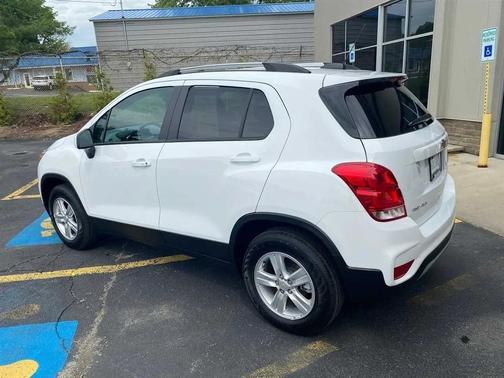 Summit White 2022 Chevrolet Trax LT