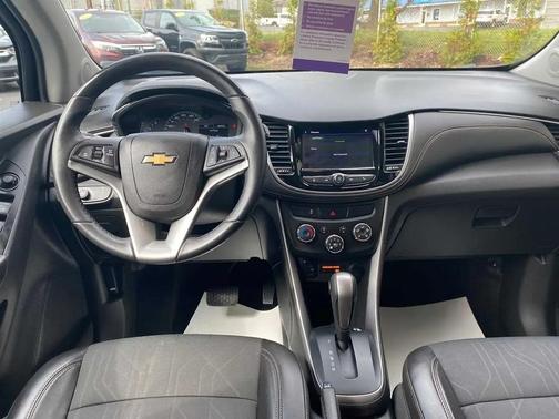 Summit White 2022 Chevrolet Trax LT