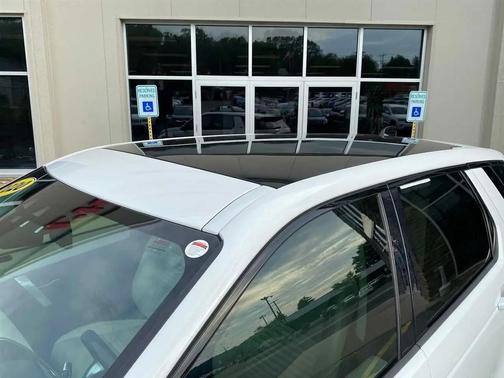 Yulong White Metallic 2020 Land Rover Discovery Sport S