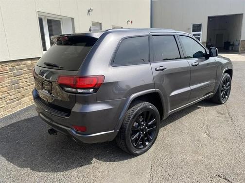Granite Crystal Metallic Clearcoat 2017 Jeep Grand Cherokee Altitude