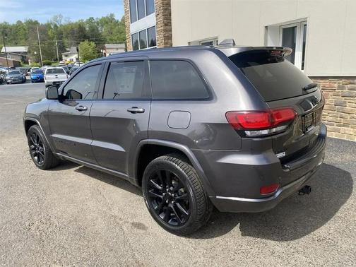 Granite Crystal Metallic Clearcoat 2017 Jeep Grand Cherokee Altitude