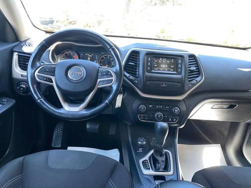 Granite Crystal Metallic Clearcoat 2017 Jeep Cherokee Latitude