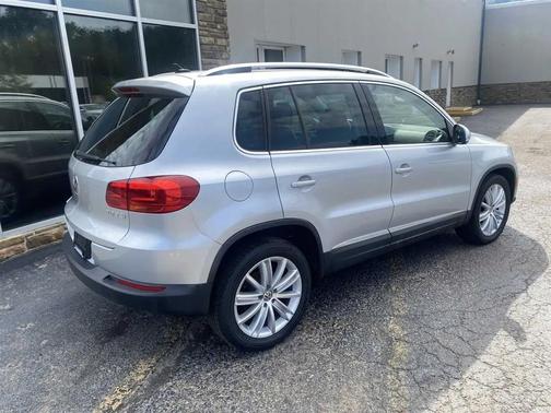 Reflex Silver Metallic 2012 Volkswagen Tiguan SE