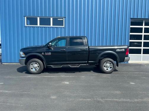 Brilliant Black Crystal Pearlcoat 2018 RAM 2500 Tradesman Crew Cab SWB 4WD