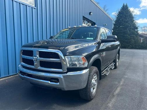 Brilliant Black Crystal Pearlcoat 2018 RAM 2500 Tradesman Crew Cab SWB 4WD