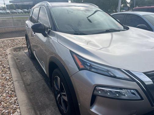 Champagne Silver Metallic 2022 Nissan Rogue SL