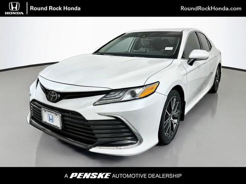 Wind Chill Pearl/Midnight Black Metallic 2023 Toyota Camry XLE