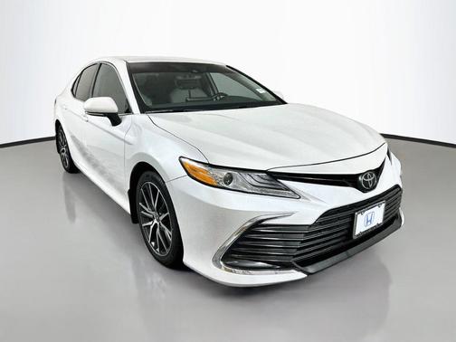 Wind Chill Pearl/Midnight Black Metallic 2023 Toyota Camry XLE