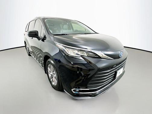 2023 Toyota Sienna XLE 8 Passenger