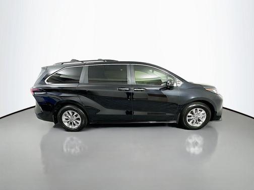 2023 Toyota Sienna XLE 8 Passenger