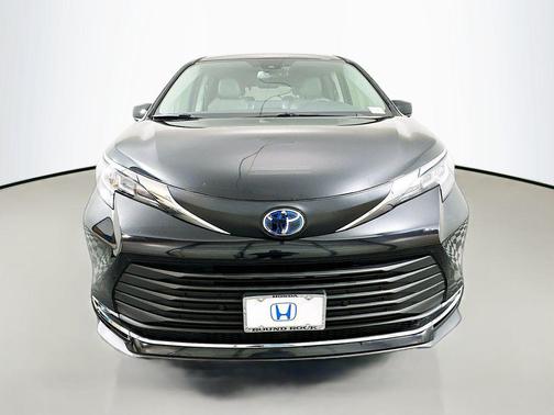 2023 Toyota Sienna XLE 8 Passenger