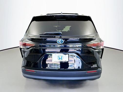 2023 Toyota Sienna XLE 8 Passenger
