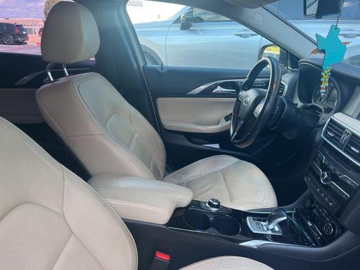 2018 INFINITI QX30 Premium