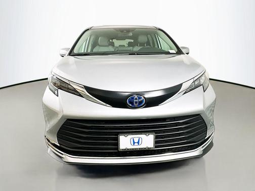 2024 Toyota Sienna XLE 8 Passenger
