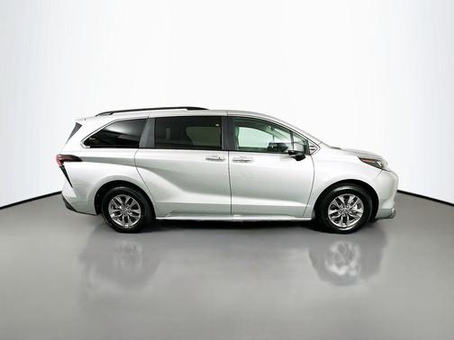 2024 Toyota Sienna XLE 8 Passenger