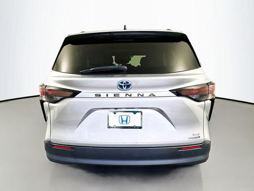 2024 Toyota Sienna XLE 8 Passenger