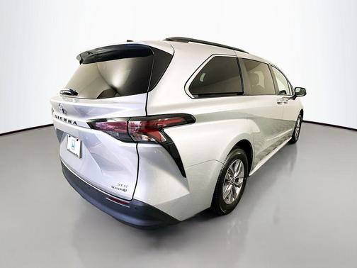 2024 Toyota Sienna XLE 8 Passenger