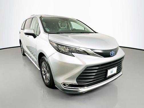 2024 Toyota Sienna XLE 8 Passenger
