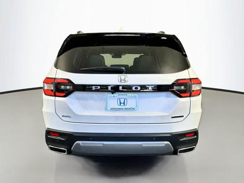 Platinum White Pearl 2026 Honda Pilot Touring 8-Passenger