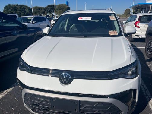 Pure White 2025 Volkswagen Taos 1.5T SE