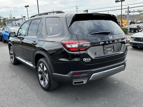 Crystal Black Pearl 2026 Honda Pilot Touring