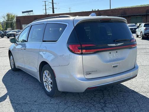 Silver Mist Clearcoat 2022 Chrysler Pacifica Touring-L