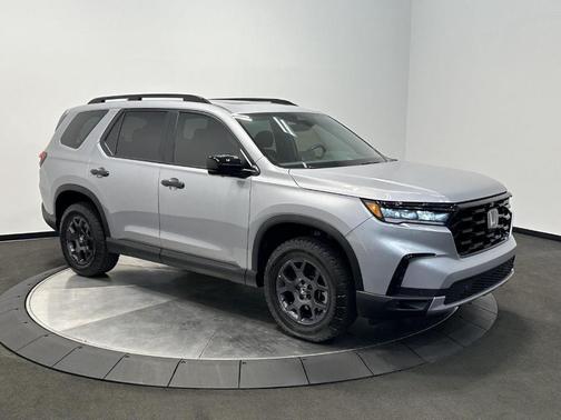 Lunar Silver Metallic 2025 Honda Pilot TrailSport