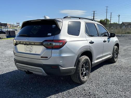Lunar Silver Metallic 2025 Honda Pilot TrailSport