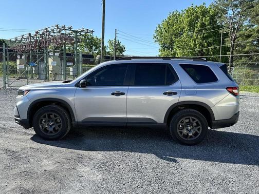 Lunar Silver Metallic 2025 Honda Pilot TrailSport