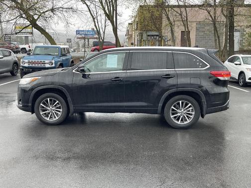 2017 Toyota Highlander SE