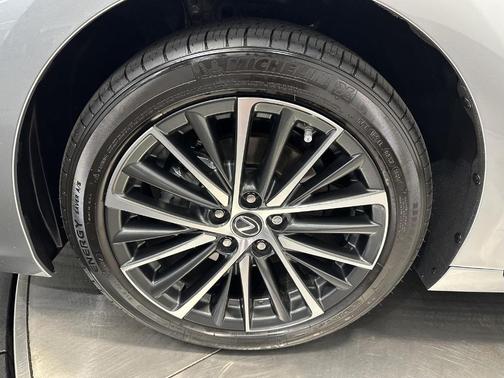2025 Lexus ES 300h Base