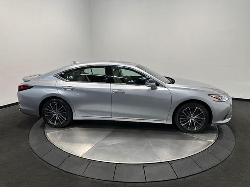 2025 Lexus ES 300h Base