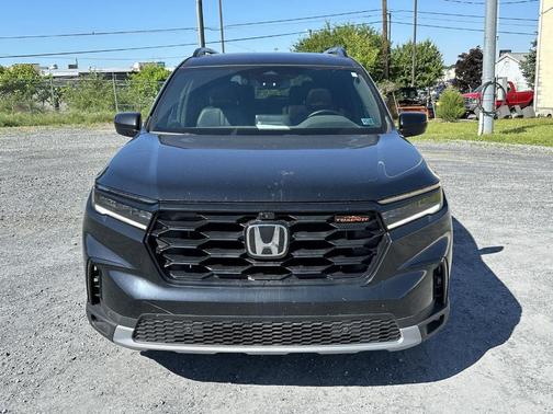 Crystal Black Pearl 2025 Honda Pilot TrailSport