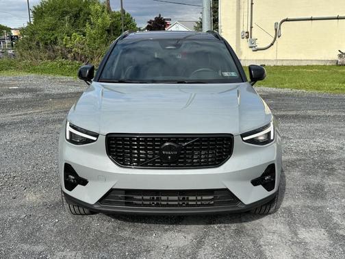 Metallic 2026 Volvo XC40 B5 Ultra Black Edition