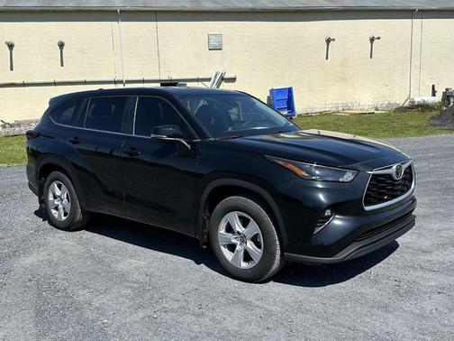 Midnight Black Metallic 2024 Toyota Highlander LE