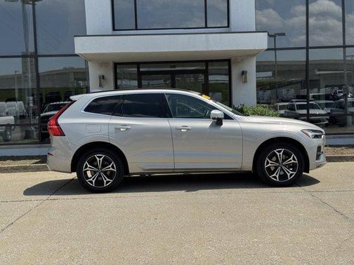 2022 Volvo XC60 B5 Momentum