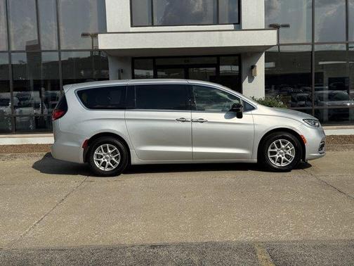 2024 Chrysler Pacifica Touring-L