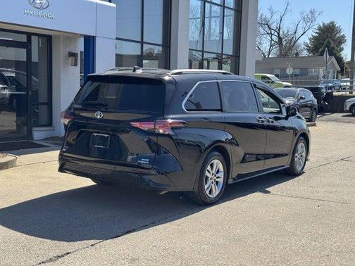 2021 Toyota Sienna XSE 7 Passenger