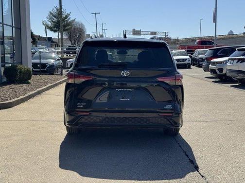 2021 Toyota Sienna XSE 7 Passenger