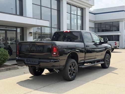 Diamond Black Crystal Pearlcoat 2026 RAM 2500 Big Horn Crew Cab 4x4 6'4' Box