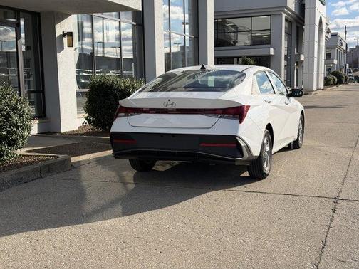 2026 Hyundai ELANTRA SE